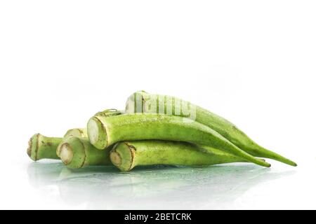 Pile d'Okra isolée sur fond blanc Banque D'Images