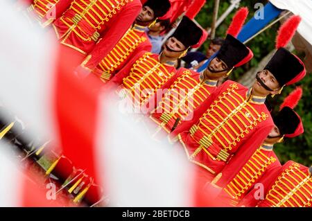 Des soldats vénézuéliens vêtus d'uniformes de guerre d'indépendance se tiennent lors d'un défilé militaire à Valence, au Venezuela, le samedi 24 juin 2006. La milita Banque D'Images