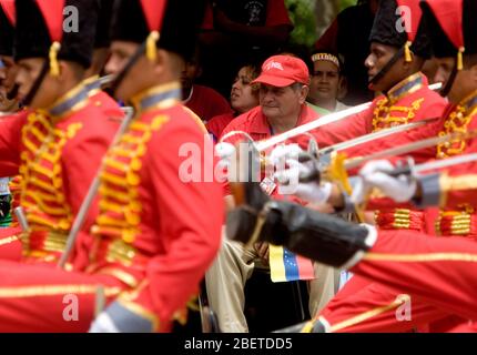 Les soldats vénézuéliens vêtus d'uniformes de guerre d'indépendance marchent lors d'un défilé militaire à Valence, Venezuela, le samedi 24 juin 2006. La milita Banque D'Images