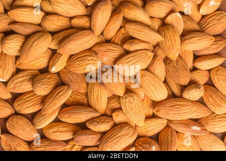 Gros plan sur les amandes sur une table en bois Banque D'Images