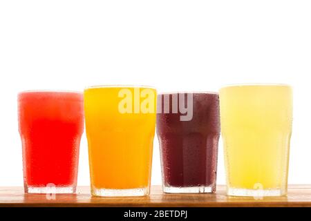 Jus de fruits frais colorés sur une table en bois Banque D'Images