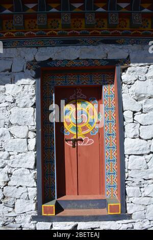 Une porte traditionnelle à une maison en pierre près de Gangtey dans la vallée de Phobjikha, au Bhoutan. Banque D'Images