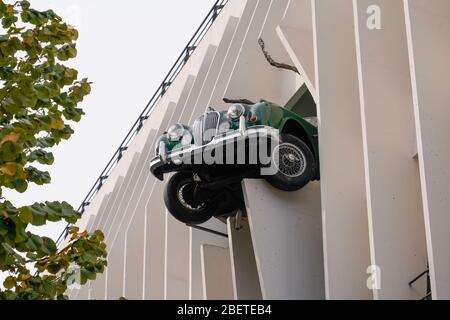 Bordeaux , Aquitaine / France - 10 02 2019 : Jaguar automobile vintage sous le mur dans le parking de Bordeaux Banque D'Images