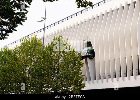 Bordeaux , Aquitaine / France - 10 02 2019 : Jaguar Old car accident dans le mur du parking victor hugo de Bordeaux Banque D'Images