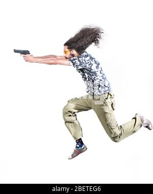 Portrait d'un gars skinny poting un pistolet - isolé Banque D'Images