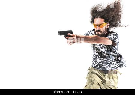 Portrait d'un gars skinny poting un pistolet - isolé Banque D'Images