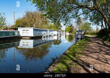 Paisible scène ensoleillée sur le canal avec bateaux maison Banque D'Images