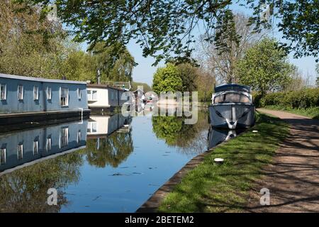 Paisible scène ensoleillée sur le canal avec bateaux maison Banque D'Images