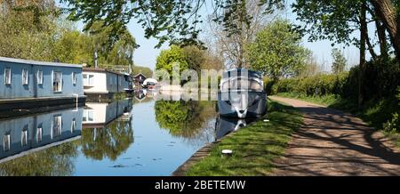 Paisible scène ensoleillée sur le canal avec bateaux maison Banque D'Images