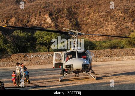 Hélicoptère utilisé par la Conafor, Commission nationale des forêts pour lutter contre les incendies de forêt dans la Sierra de Sonora, au Mexique. Juin 2014... (Photo: LuisGutierrez Banque D'Images