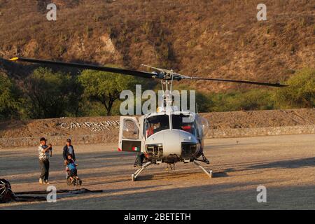 Hélicoptère utilisé par la Conafor, Commission nationale des forêts pour lutter contre les incendies de forêt dans la Sierra de Sonora, au Mexique. Juin 2014... (Photo: LuisGutierrez Banque D'Images