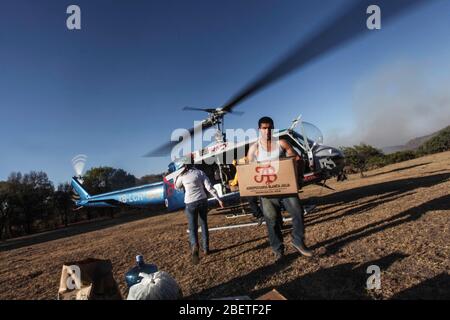 Hélicoptère utilisé par la Conafor, Commission nationale des forêts pour lutter contre les incendies de forêt dans la Sierra de Sonora, au Mexique. Juin 2014... (Photo: LuisGutierrez Banque D'Images