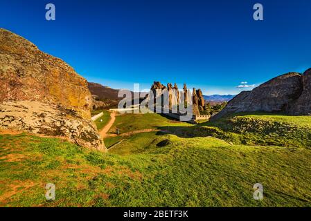 Vue panoramique sur la forteresse Epic de Belogradchik, dans les montagnes des Balkans, dans le nord-ouest de la Bulgarie; les bastions les mieux préservées de Bulgarie Banque D'Images