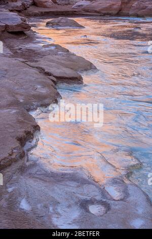 Réflexions le soir le long du fleuve du petit Colorado, du parc national du Grand Canyon, Arizona, États-Unis Banque D'Images