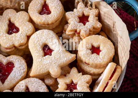 Cookies de Noël Linzer remplis de marmelade de cassis rouge, vue de dessus Banque D'Images