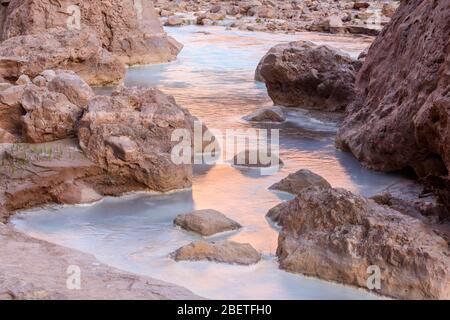 Réflexions le soir le long du fleuve du petit Colorado, du parc national du Grand Canyon, Arizona, États-Unis Banque D'Images