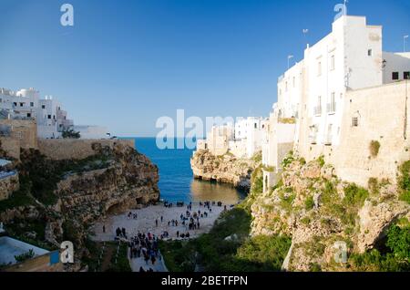 Vue sur la plage de lama monachile cala porto et des bâtiments blancs sur les grottes et les falaises dans la ville de Polignano a mare dans la région des Pouilles Pouilles, Souther Banque D'Images