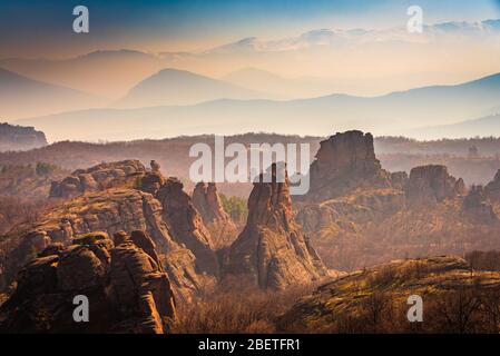 Vue incroyable sur les magnifiques rochers de grès i la ville historique de Belogradchik, nord-ouest de la Bulgarie Banque D'Images