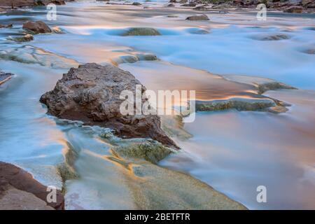 Réflexions le soir le long du fleuve du petit Colorado, du parc national du Grand Canyon, Arizona, États-Unis Banque D'Images