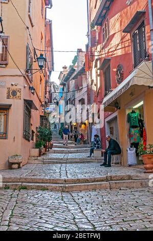 Rue piétonne colorée à Rovinj, Croatie Banque D'Images