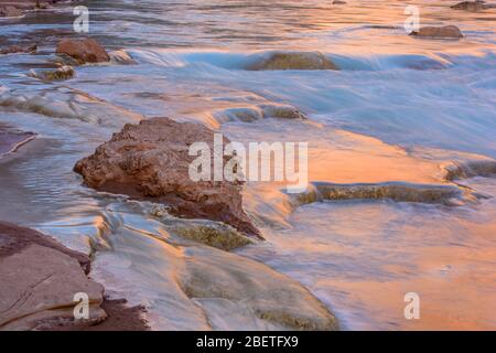 Réflexions le soir le long du fleuve du petit Colorado, du parc national du Grand Canyon, Arizona, États-Unis Banque D'Images