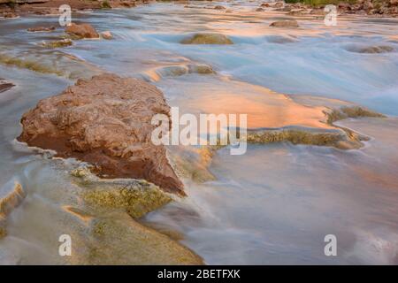 Réflexions le soir le long du fleuve du petit Colorado, du parc national du Grand Canyon, Arizona, États-Unis Banque D'Images