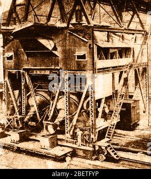 Une photo imprimée tôt montrant la construction du canal de Panama - un gigantesque mélangeur de béton avec des travailleurs sur le statif. Banque D'Images