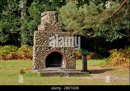 La cheminée portugaise est un mémorial de guerre dans la Nouvelle forêt , près du village de Lyndhurst, Hampshire, Angleterre.UNE unité de l'armée portugaise pendant le sapin Banque D'Images