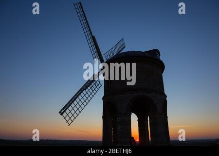 Chesterton, Warwickshire, Royaume-Uni. 15 avril 2020. Après une journée bien claire, le soleil se couche derrière le moulin à vent de Chesterton, un moulin à vent cylindrique en pierre de grade 1, situé près du spa Leamington. Crédit: Peter Lopeman/Alay Live News Banque D'Images