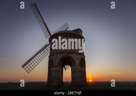 Chesterton, Warwickshire, Royaume-Uni. 15 avril 2020. Après une journée bien claire, le soleil se couche derrière le moulin à vent de Chesterton, un moulin à vent cylindrique en pierre de grade 1, situé près du spa Leamington. Crédit: Peter Lopeman/Alay Live News Banque D'Images