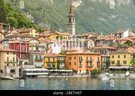 VARENNA, LAC DE CÔME, ITALIE - JUIN 2019: Le bord du lac de Varenna sur le lac de Côme. Banque D'Images