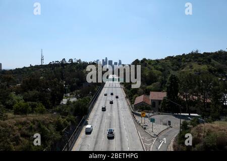 Los Angeles, CA/USA - 25 mars 2020: L'autoroute du port menant au centre-ville de Los Angeles presque déserté pendant la quarantaine du coronavirus Banque D'Images