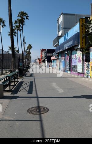 Venice Beach, CA/USA - 1 avril 2020: La célèbre promenade de Venice Beach a déserté pendant la quarantaine du coronavirus Banque D'Images