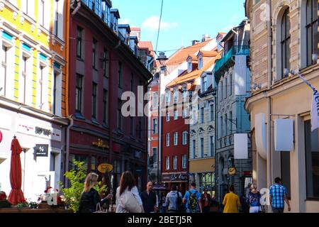 Scène de rue avec des bâtiments colorés dans la vieille ville de Riga, la capitale de la Lettonie. Banque D'Images