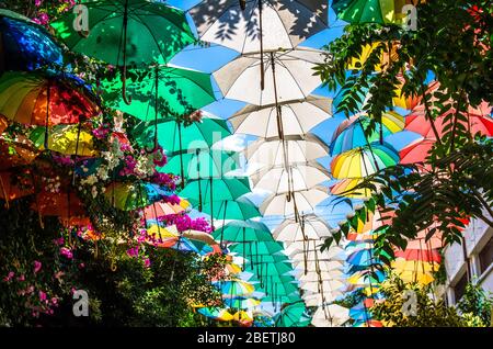 Parapluies multicolores au-dessus de la rue à Nicosie, Lefkosa, Chypre du Nord Banque D'Images