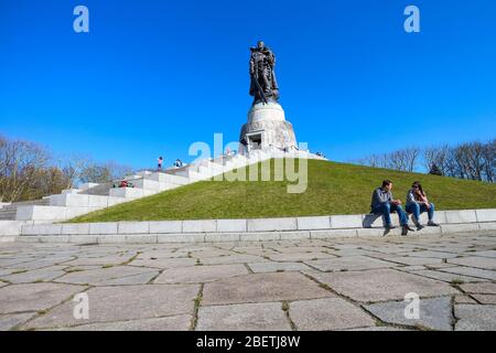 Visiteurs au Mémorial de la guerre soviétique par le sculpteur Yevgeny Vuchetich dans Treptower Park à Treptow, Berlin pendant l'arrêt du coronavirus en Allemagne. Banque D'Images