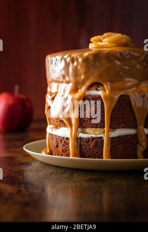 Gâteau d'anniversaire avec pommes et yaourt, décoré avec sauce caramel. Délicieux gâteau superposé avec glaçage au caramel. Dessert de fête facile à préparer. Banque D'Images