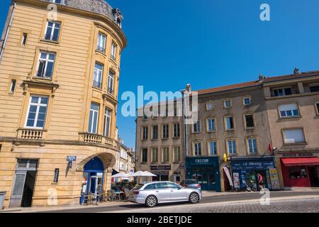 Metz, France - 31 août 2019 : paysage urbain avec restaurants et cafés dans les vieux bâtiments résidentiels du centre historique de Metz, Lorraine, France Banque D'Images