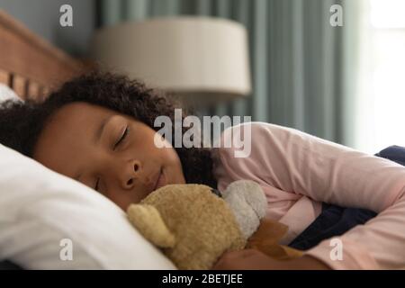 Le père et la fille s'éloignant de leur domicile pendant le verrouillage de la quarantaine Banque D'Images