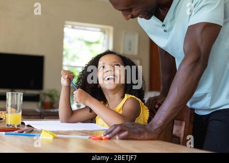 Le père et la fille s'éloignant de leur domicile pendant le verrouillage de la quarantaine Banque D'Images