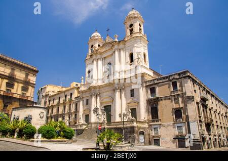 Église Saint François d’Assise Immaculée (Chiesa di San Francesco d’Assise al’Immacolata) et Monumento al Cardinale Dusmet dans le centre historique de Banque D'Images