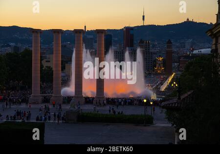 Vue aérienne de nuit supérieure sur la fontaine magique colorée de Montjuic, la Plaza de Espanya, la place espagnole, les tours vénitiennes, vue de la Natio Banque D'Images