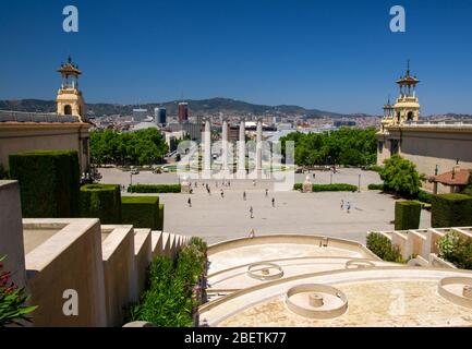 Vue aérienne sur la Plaza de Espanya , la place espagnole, vers les tours vénitiennes, la fontaine magique de Montjuic, vue du Musée national d'Art i Banque D'Images