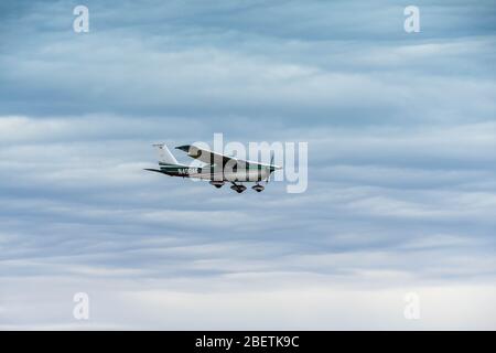 EVERETT, WAS, États-Unis - JUIN 2018 : Cessna 177 Cardinal avion léger à voilure fixe entrant dans la terre à Everett. Banque D'Images