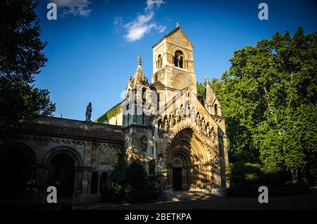 Ancienne église Jaki Kapolna près du château de Vajdahunyad à Budapest, Hongrie Banque D'Images