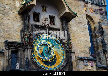 Ancienne mairie (Staromestska Radnice) et horloge astronomique (Prazsky orloj) sur la place de la vieille ville dans le méto de la stare, Prague, République tchèque Banque D'Images