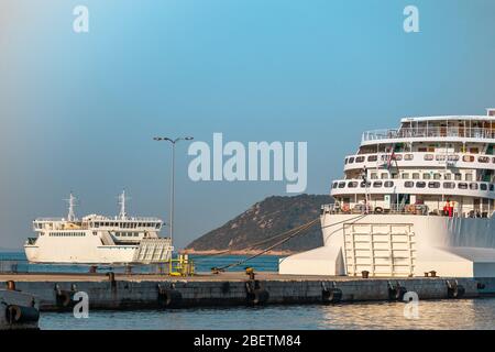 Ferry inter-îles en quittant le port à distance avec un autre navire amarré. Ferries dans la ville de Split, Croatie Banque D'Images