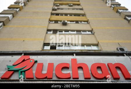 Bucarest, Roumanie - 14 avril 2020: Les panneaux de la compagnie française Auchan sont présents sur une tour de signalisation du centre commercial à Bucarest, Roumanie. Cet ima Banque D'Images