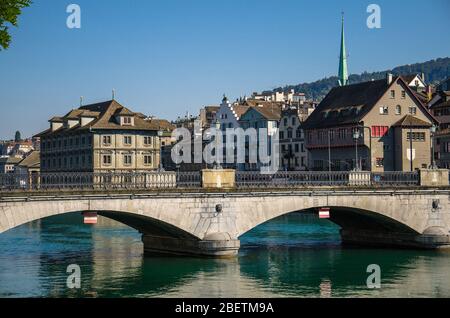 Pont Munsterbrucke au-dessus de la rivière Limmat dans le centre historique de Zurich, Canton de Zurich, Suisse Banque D'Images