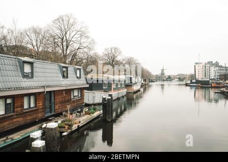 Bateaux à moteur canaux traditionnels d'Amsterdam, architecture, couleurs d'ambiance vintage hollandaises Banque D'Images